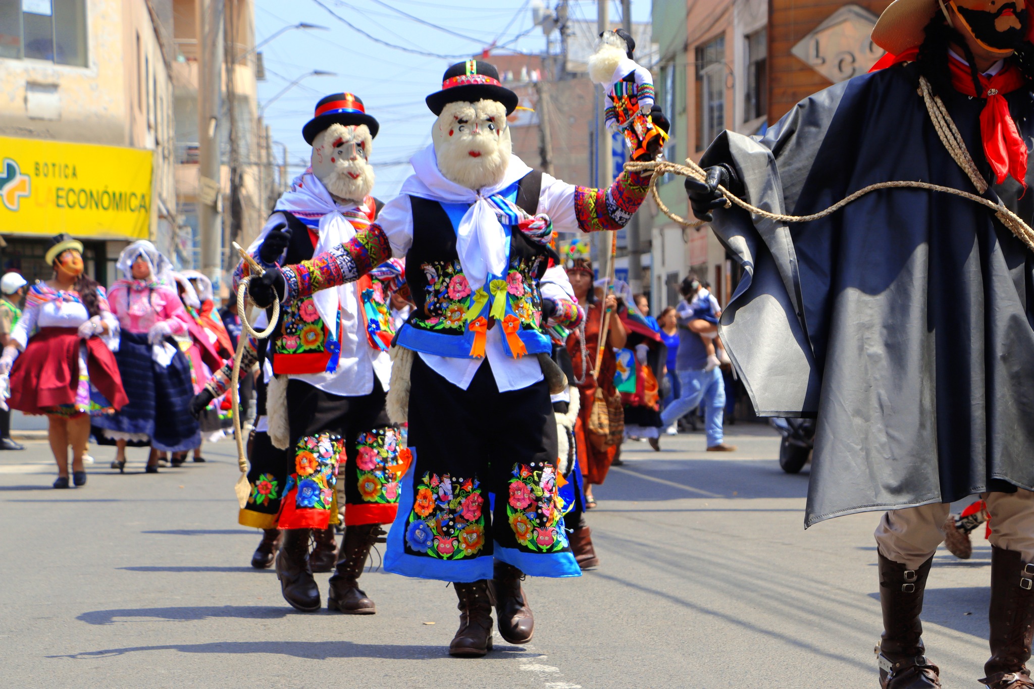 Alcalde provincial entregó reconocimientos a las 21 agrupaciones y asociaciones participantes del festival de danzas