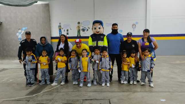 Serenos compartieron su labor con los niños del jardín "Jesús Educador"