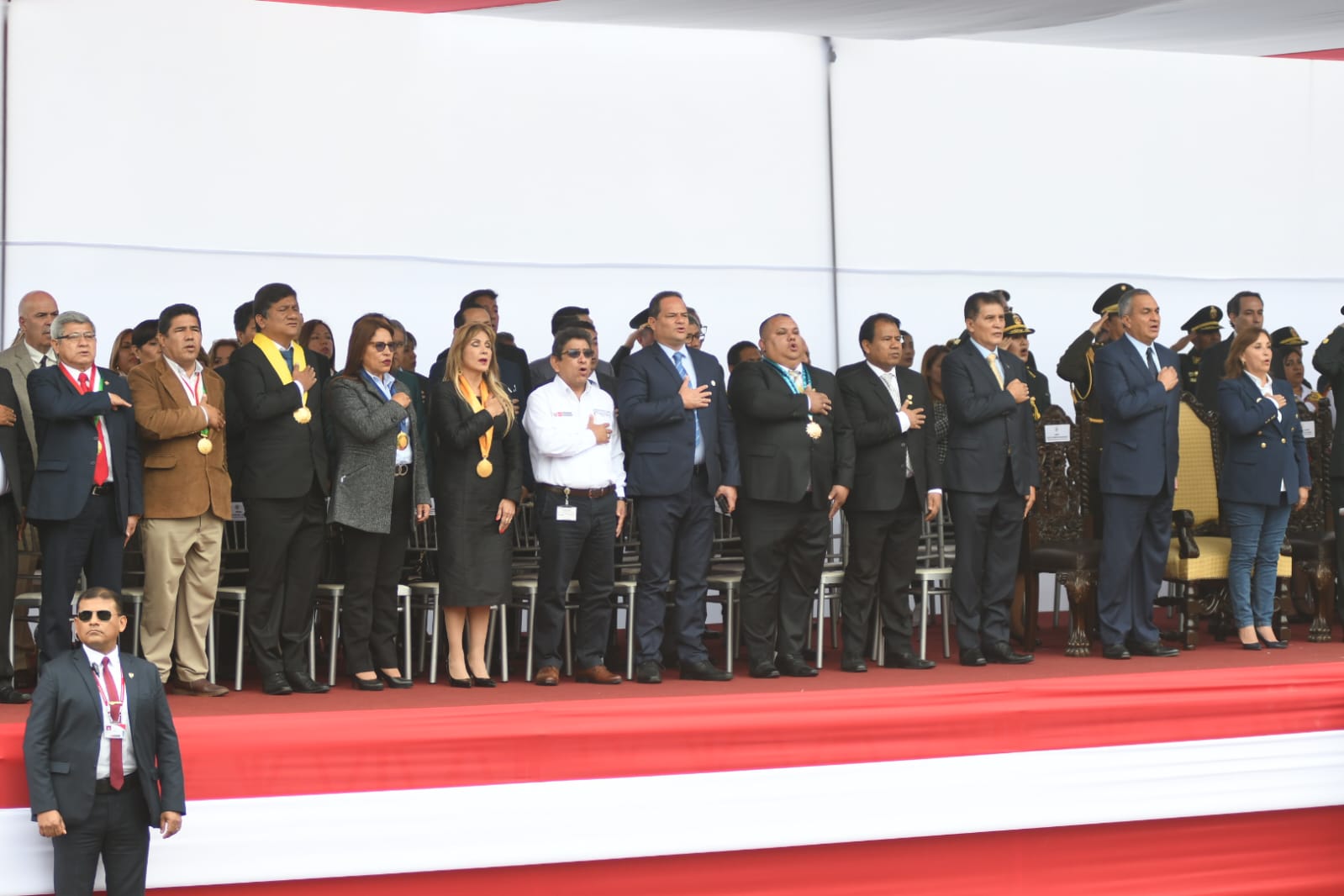 Alcalde de Chorrillos en el estrado mayor junto a máximas autoridades