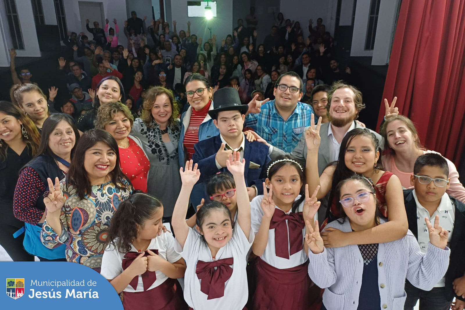 La 🎭 obra musical "Noé" llegó a Jesús María gracias a Musical Ciudadano. La actividad protagonizada por actores con Síndrome de Down nos trajo un mensaje de esperanza con una perspectiva moderna. 🤩
#Inclusión #SíndromeDeDown #JesúsMaríaSomosTodos
