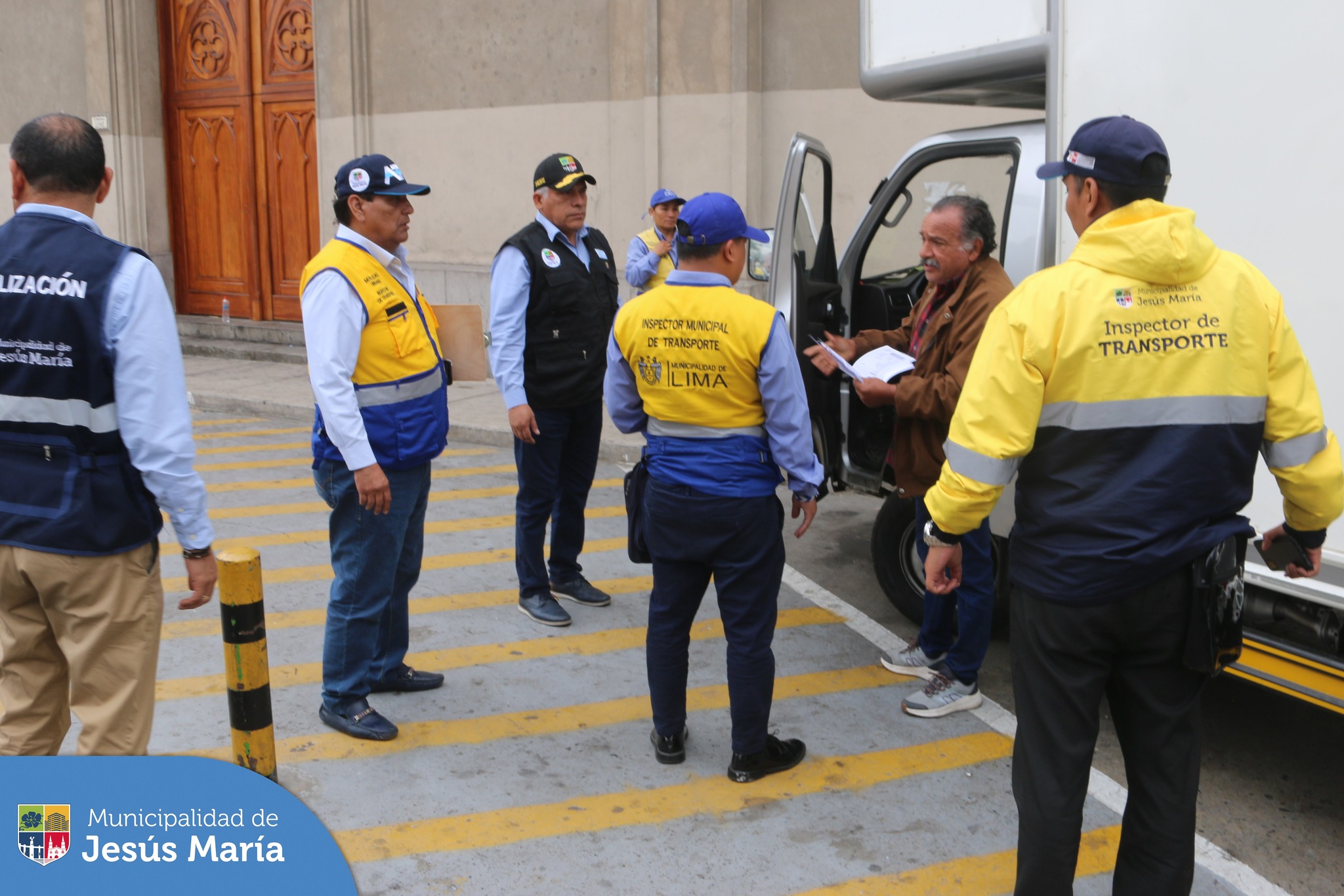 🚨 Personal de la Subgerencia de Movilidad Urbana y la Gerencia de Fiscalización de nuestra comuna, en trabajo coordinado con la Municipalidad de Lima, realizaron un operativo conjunto con el objetivo de hacer respetar las zonas rígidas donde vehículos se estacionan de manera irregular obstaculizando la libre circulación y entorpeciendo el libre tránsito. 🚫🚗🚎 El punto trabajado fue la espalda de la Iglesia San José. ⛪
💪 Continuaremos con estas acciones de fiscalización en todo el distrito.
#JesúsMaríaSomosTodos