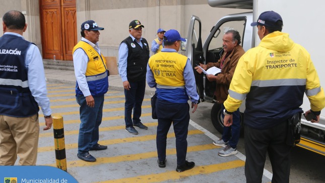 🚨 Personal de la Subgerencia de Movilidad Urbana y la Gerencia de Fiscalización de nuestra comuna, en trabajo coordinado con la Municipalidad de Lima, realizaron un operativo conjunto con el objetivo de hacer respetar las zonas rígidas donde vehículos se estacionan de manera irregular obstaculizando la libre circulación y entorpeciendo el libre tránsito. 🚫🚗🚎 El punto trabajado fue la espalda de la Iglesia San José. ⛪
💪 Continuaremos con estas acciones de fiscalización en todo el distrito.
#JesúsMaríaSomosTodos
