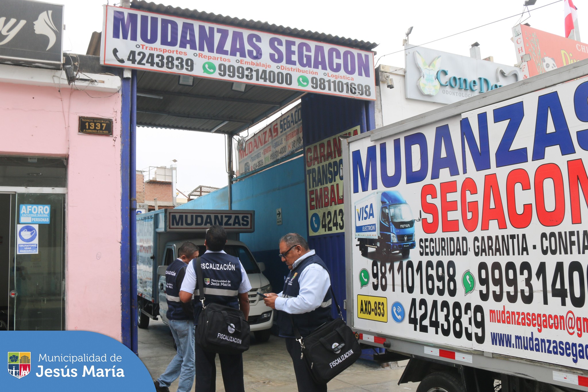 🚨 Personal de la Subgerencia de Movilidad Urbana y la Gerencia de Fiscalización de nuestra comuna, en trabajo coordinado con la Municipalidad de Lima, realizaron un operativo conjunto con el objetivo de hacer respetar las zonas rígidas donde vehículos se estacionan de manera irregular obstaculizando la libre circulación y entorpeciendo el libre tránsito. 🚫🚗🚎 El punto trabajado fue la espalda de la Iglesia San José. ⛪
💪 Continuaremos con estas acciones de fiscalización en todo el distrito.
#JesúsMaríaSomosTodos
