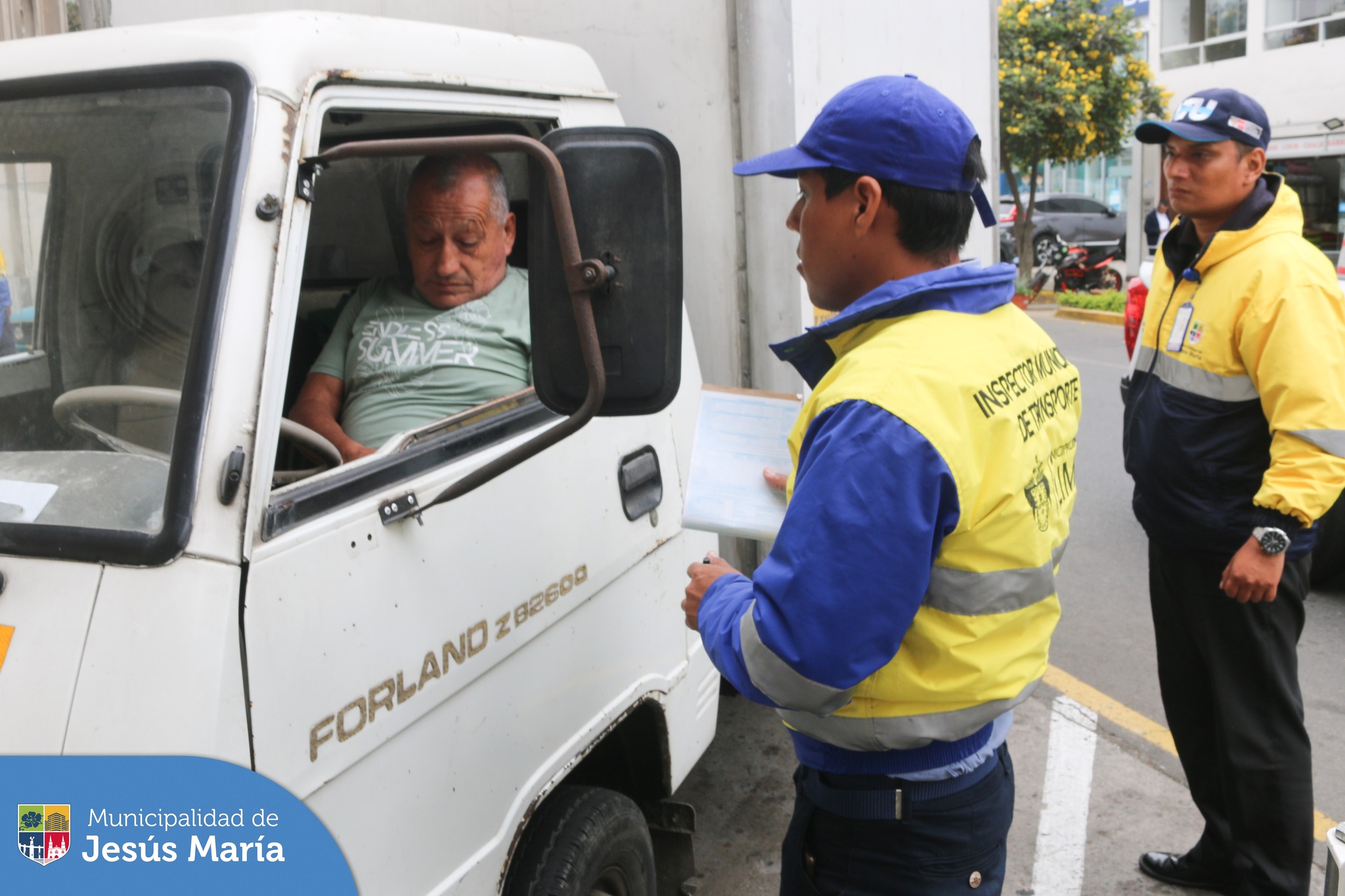 🚨 Personal de la Subgerencia de Movilidad Urbana y la Gerencia de Fiscalización de nuestra comuna, en trabajo coordinado con la Municipalidad de Lima, realizaron un operativo conjunto con el objetivo de hacer respetar las zonas rígidas donde vehículos se estacionan de manera irregular obstaculizando la libre circulación y entorpeciendo el libre tránsito. 🚫🚗🚎 El punto trabajado fue la espalda de la Iglesia San José. ⛪
💪 Continuaremos con estas acciones de fiscalización en todo el distrito.
#JesúsMaríaSomosTodos