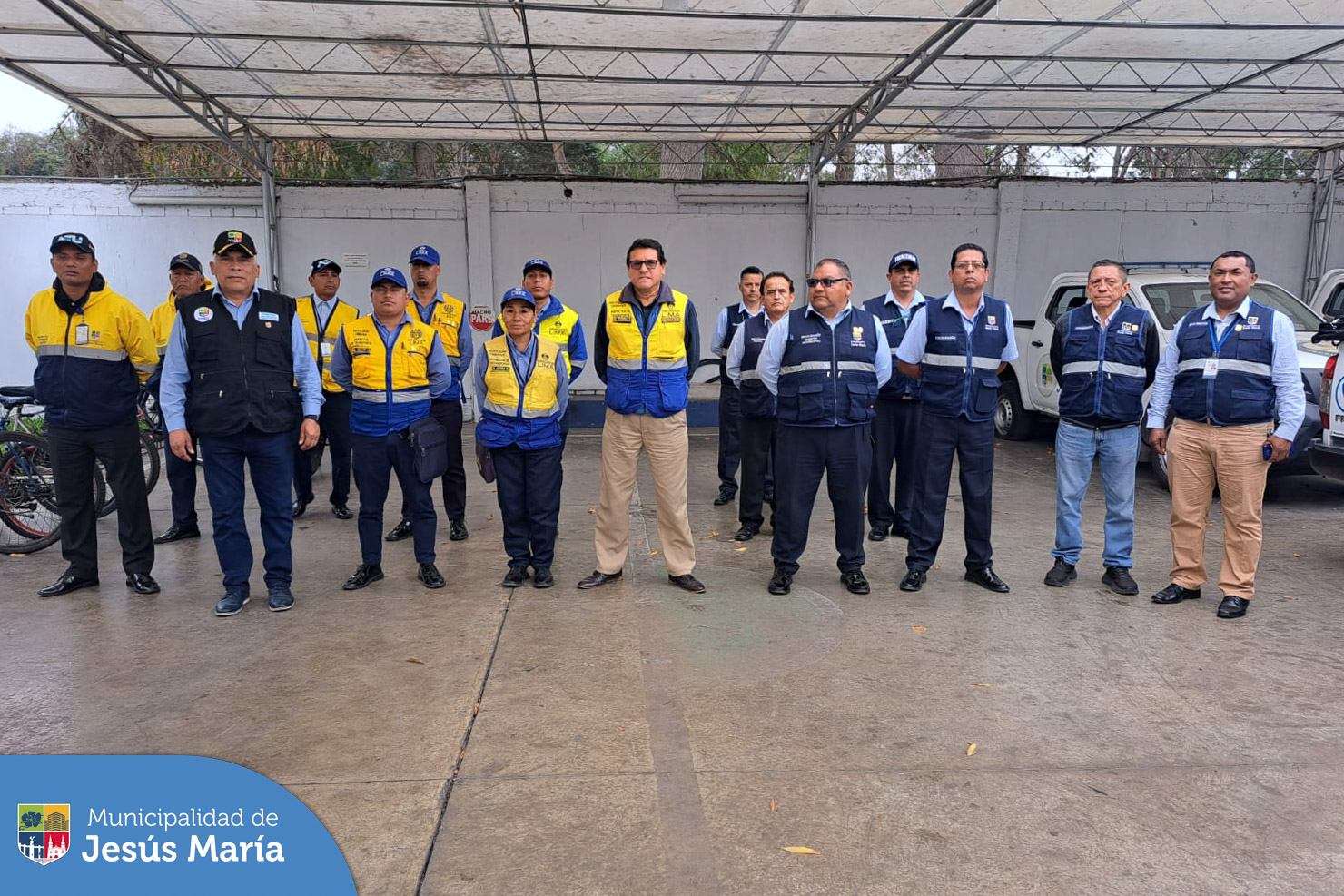 🚨 Personal de la Subgerencia de Movilidad Urbana y la Gerencia de Fiscalización de nuestra comuna, en trabajo coordinado con la Municipalidad de Lima, realizaron un operativo conjunto con el objetivo de hacer respetar las zonas rígidas donde vehículos se estacionan de manera irregular obstaculizando la libre circulación y entorpeciendo el libre tránsito. 🚫🚗🚎 El punto trabajado fue la espalda de la Iglesia San José. ⛪
💪 Continuaremos con estas acciones de fiscalización en todo el distrito.
#JesúsMaríaSomosTodos