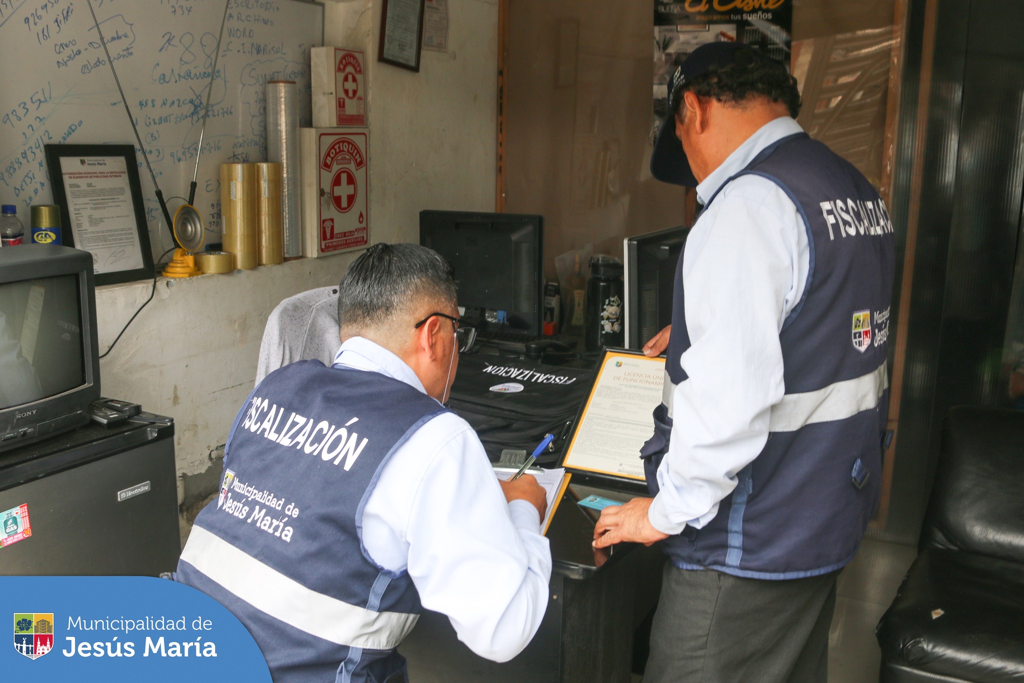 🚨 Personal de la Subgerencia de Movilidad Urbana y la Gerencia de Fiscalización de nuestra comuna, en trabajo coordinado con la Municipalidad de Lima, realizaron un operativo conjunto con el objetivo de hacer respetar las zonas rígidas donde vehículos se estacionan de manera irregular obstaculizando la libre circulación y entorpeciendo el libre tránsito. 🚫🚗🚎 El punto trabajado fue la espalda de la Iglesia San José. ⛪
💪 Continuaremos con estas acciones de fiscalización en todo el distrito.
#JesúsMaríaSomosTodos