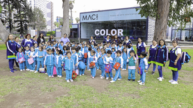 Visita de niños a Museo de Arte Contemporáneo