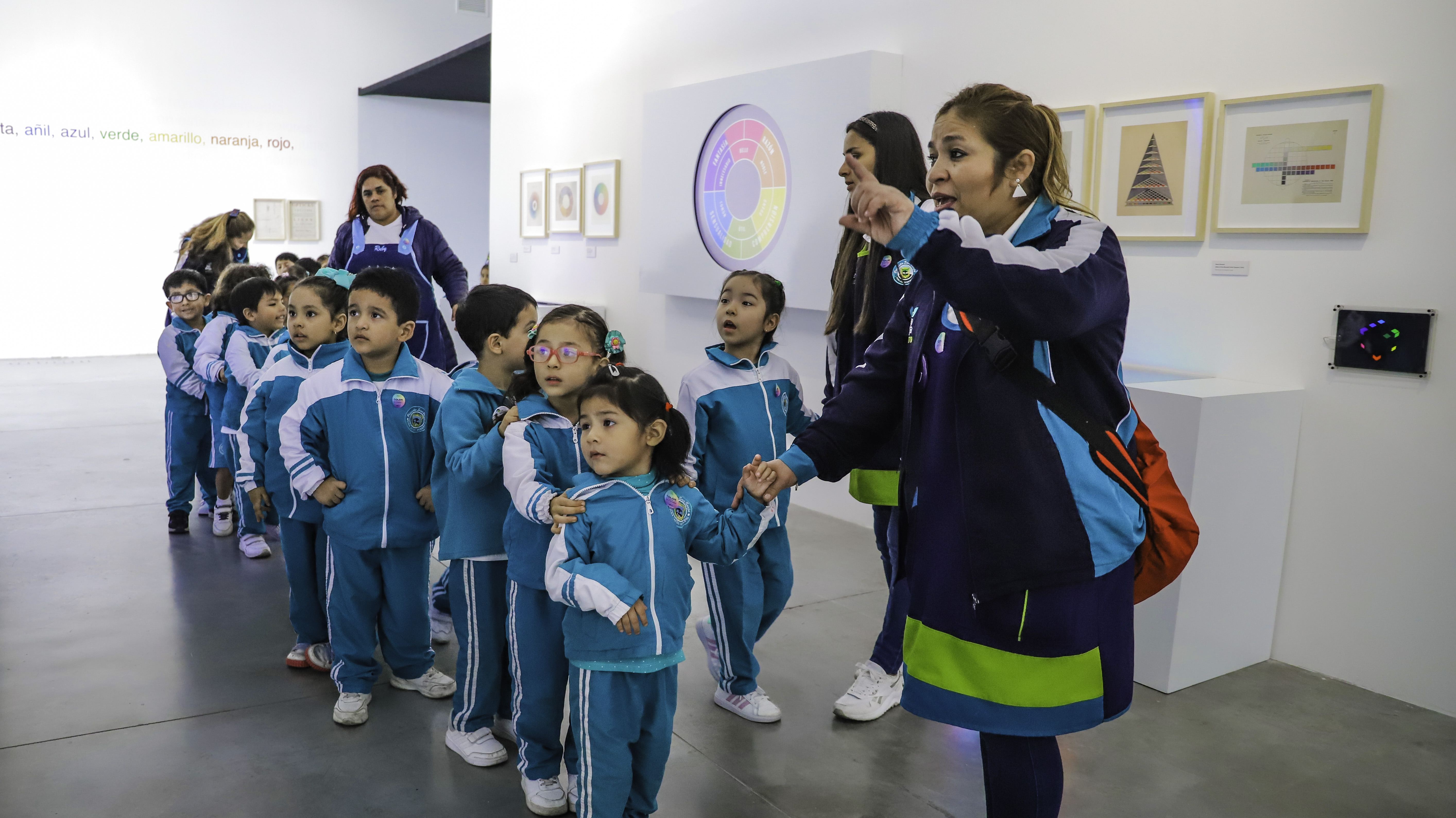 Visita de niños a Museo de Arte Contemporáneo