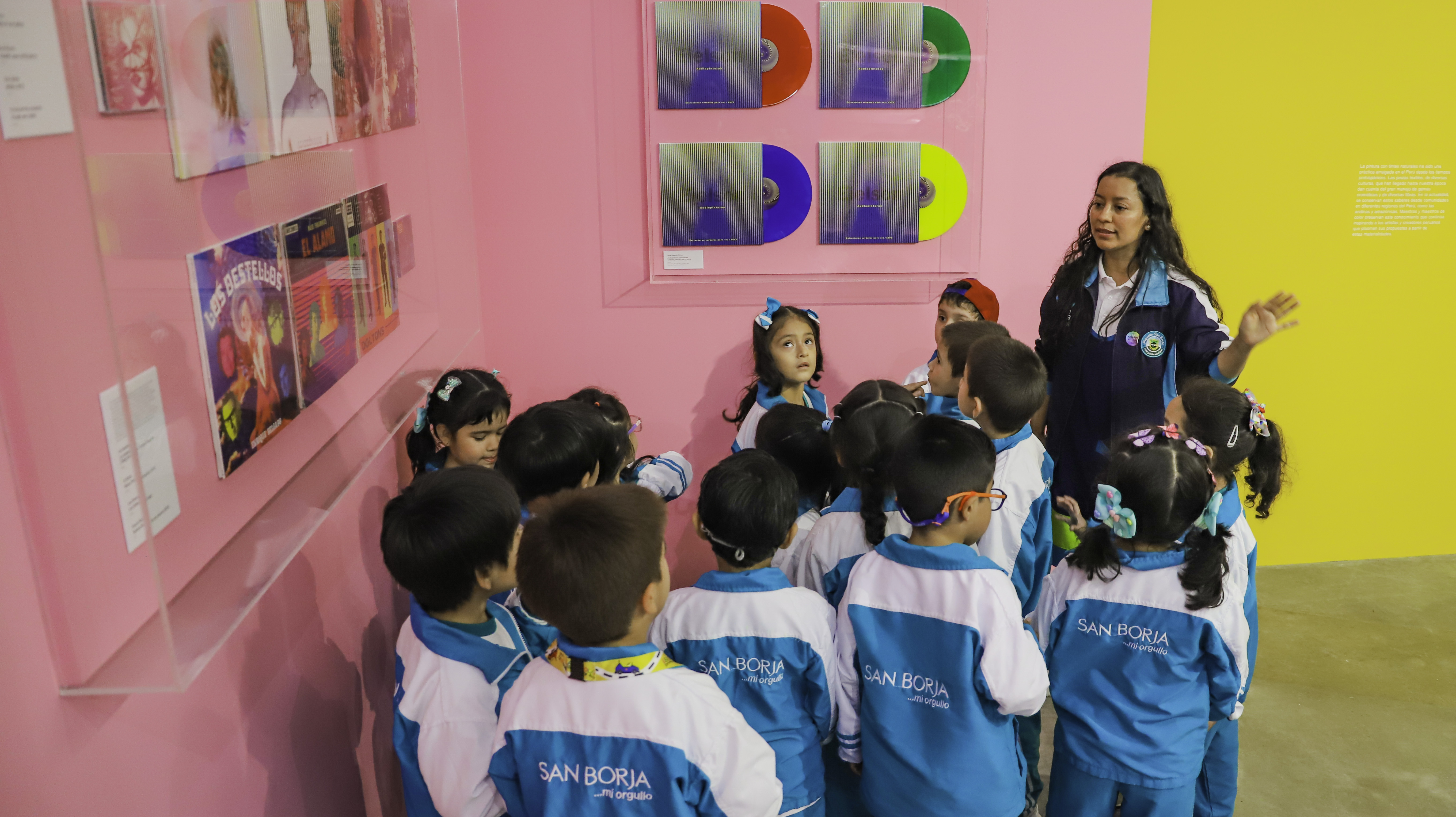 Visita de niños a Museo de Arte Contemporáneo