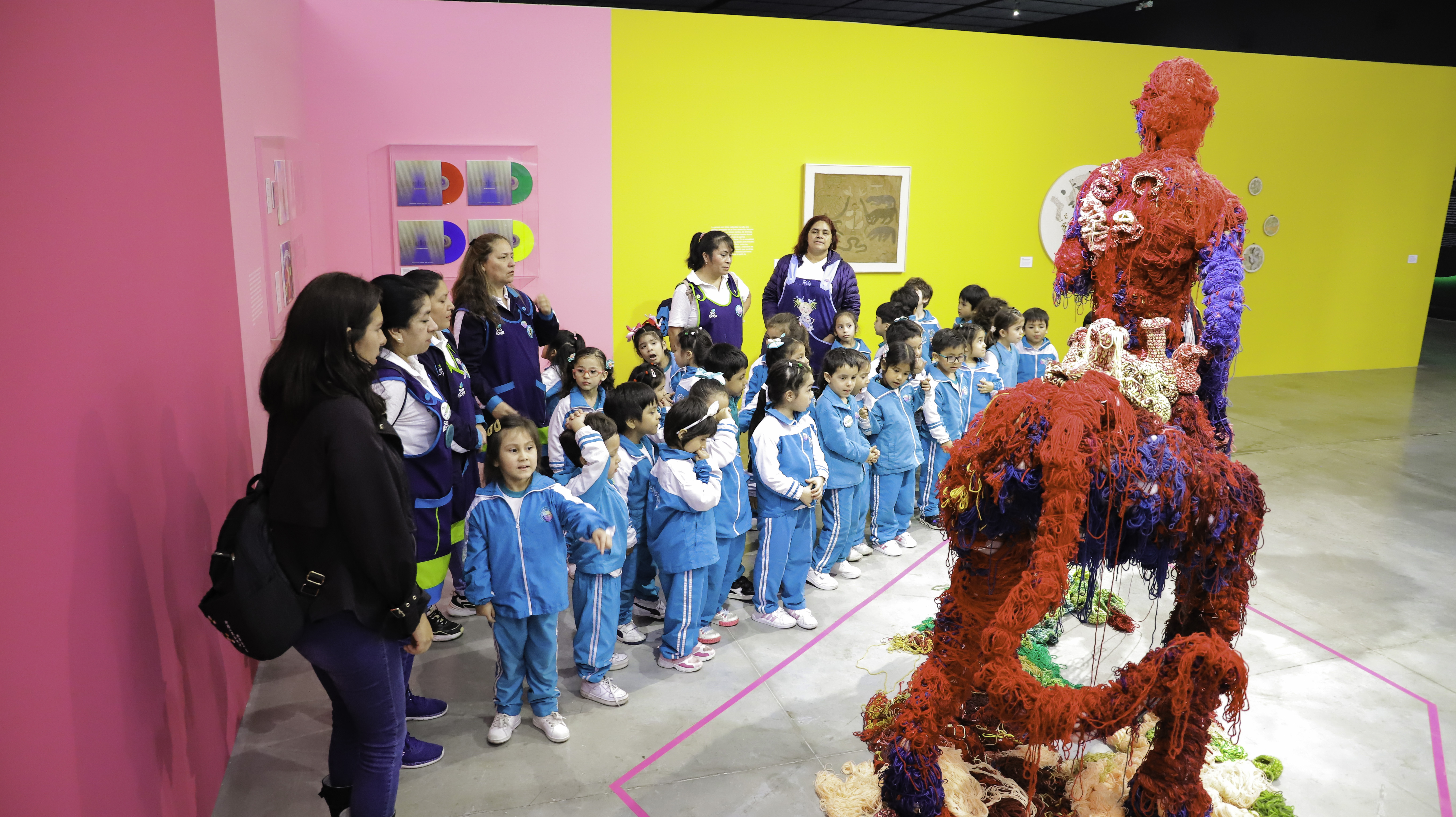 Visita de niños a Museo de Arte Contemporáneo