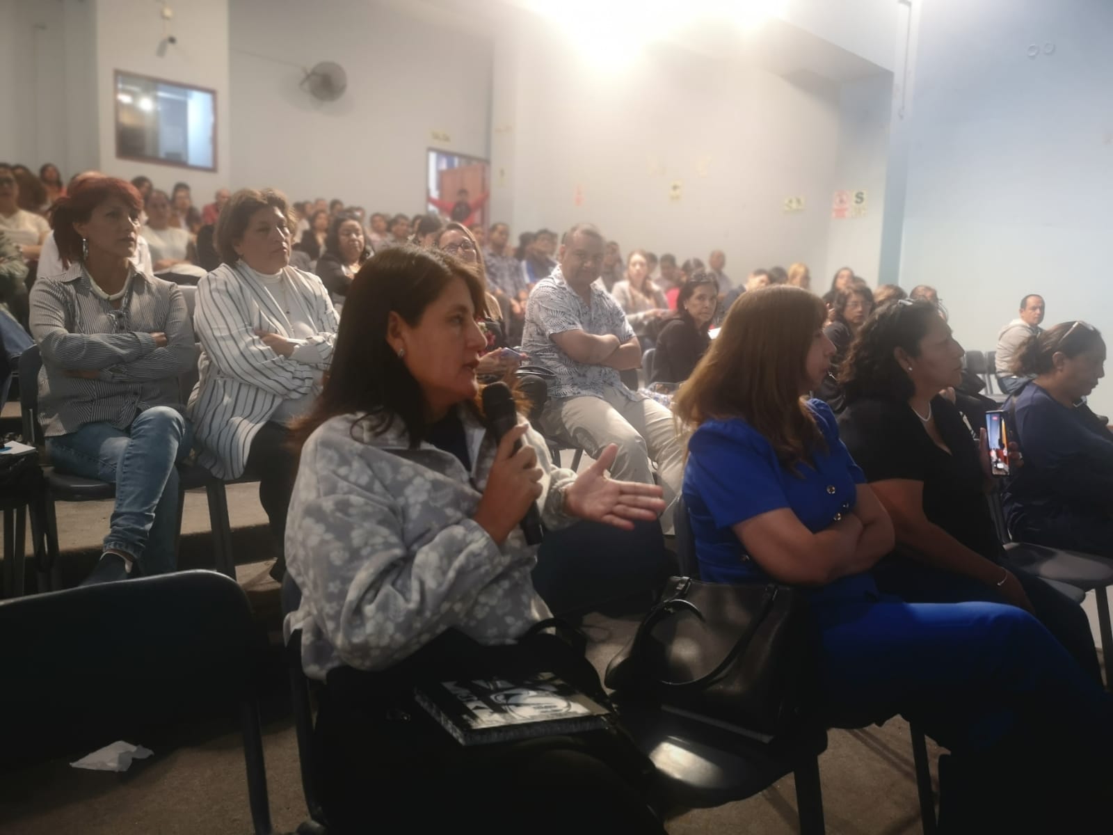 Con gran éxito, se realizó la II CHARLA INFORMATIVA “CONDICIONES BÁSICAS EN LAS IIEE PRIVADAS 2023” organizada por la Unidad de Gestión Educativa Local Nº 03 Trujillo Nor Oeste, a través de la Jefatura de Gestión Institucional, contando con participación de los directores y promotores de nuestra jurisdicción.

El evento estuvo a cargo del Equipo Multidisciplinario de Supervisión de IIEE Privadas, con la finalidad de orientar los lineamientos establecidos en la Resolución Ministerial N° 109-2022-MINEDU respecto al segundo año del proceso de adecuación a las Condiciones Básicas aplicable a las IIEE de gestión privada.

Reiteramos que, la calidad del servicio requiere el esfuerzo conjunto entre autoridades, directivos y la comunidad educativa.
