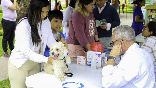 Campaña veterinaria y adopciones de mascotas
