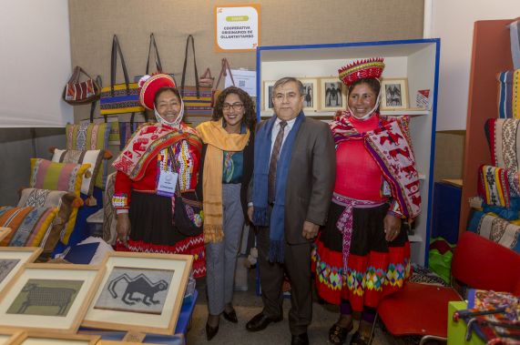 Artesanos de Ruraq maki exponen su arte en el Foro de Regulación más importante del mundo