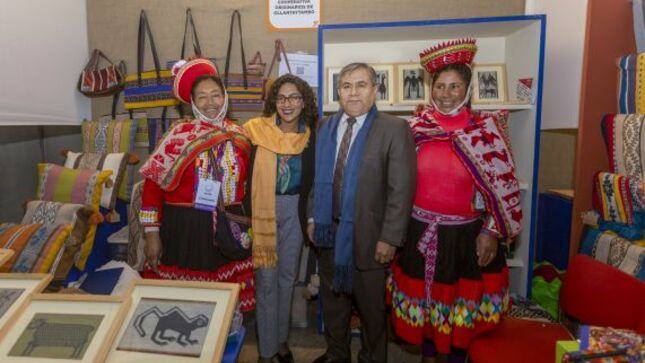 Artesanos de Ruraq maki exponen su arte en el Foro de Regulación más importante del mundo