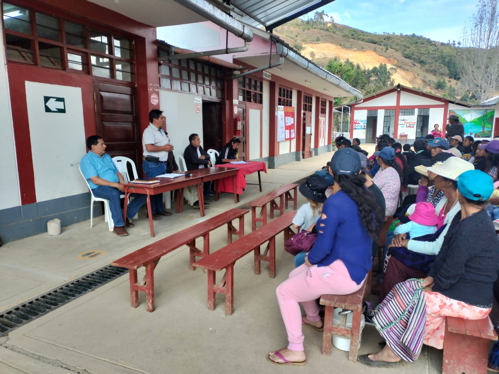 📌❗Participación del Director de UGEL Ayabaca, Mg. Luis Llacsahuanga Granadino, conjuntamente con funcionarios de la sede y de la Institución Educativa No 15136, Remberto Pardo Ochoa, de Espíndola, frontera con nuestro vecino país del Ecuador hoy 23 de agosto de 2023, en una reunión de trabajo, para atender y solucionar la problemática de dicha Institución❗📌.