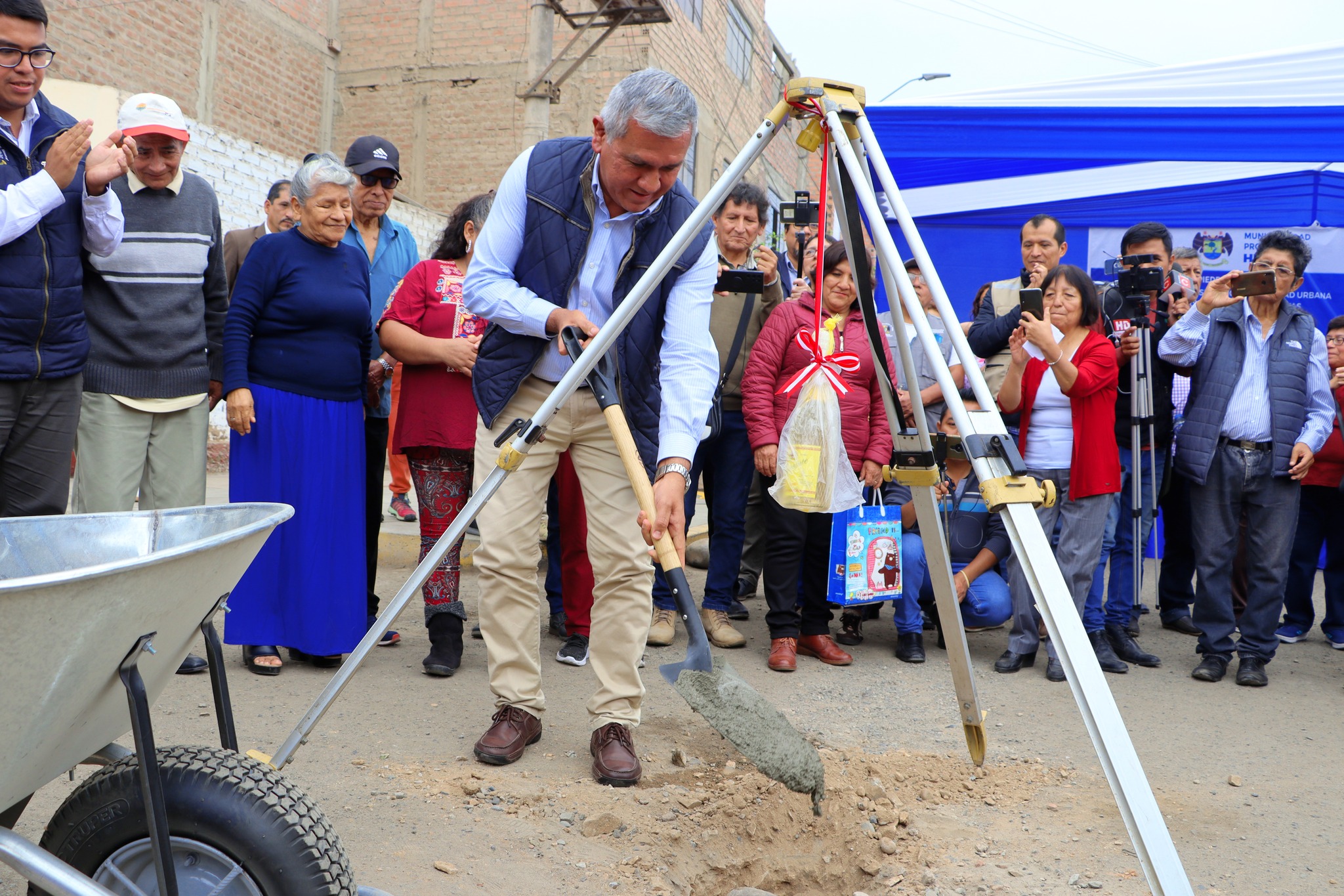 Alcalde provincial oficializó el inicio de la anhelada obra de pistas y áreas verdes en el sector de Las Margaritas