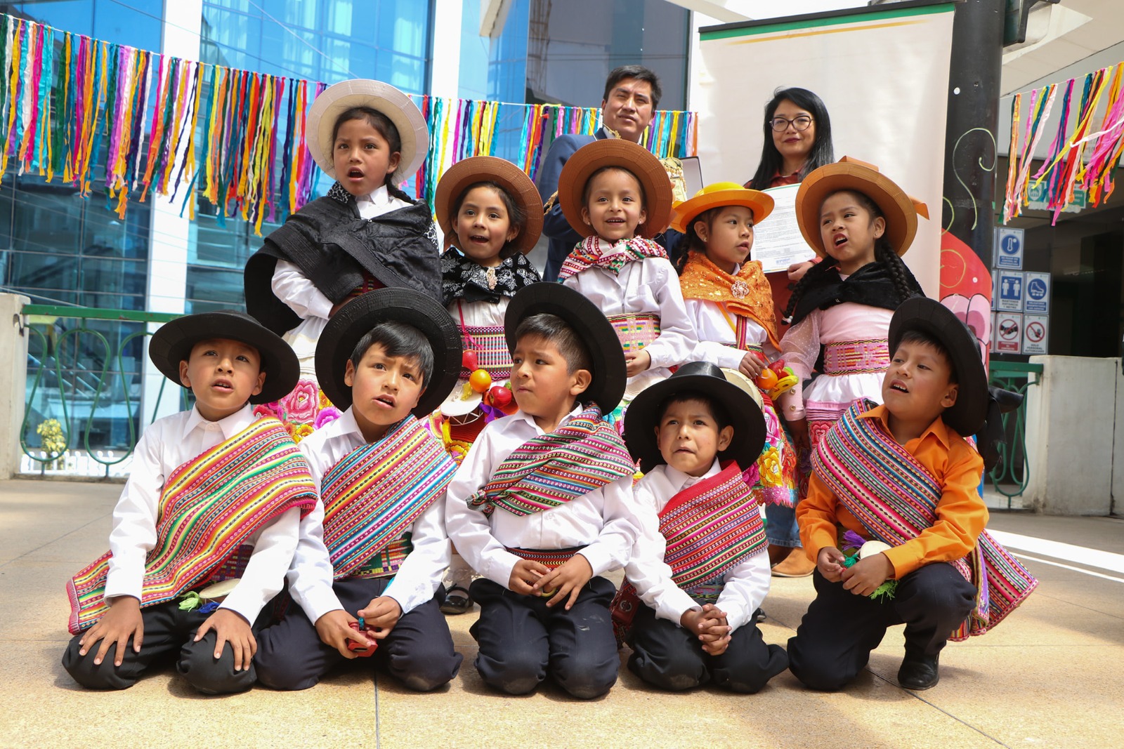 Niños y niñas reciben su premio al compás del santiago