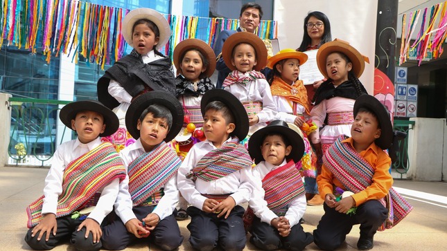 Niños y niñas reciben su premio al compás del santiago