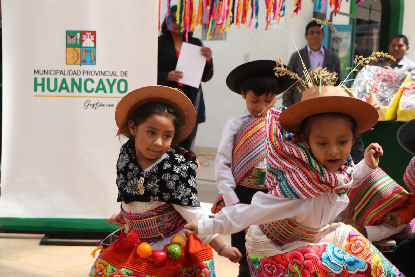 Niños y niñas reciben su premio al compás del santiago