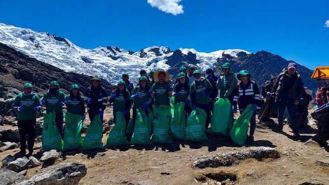 En jornada de limpieza del nevado del Huaytapallana