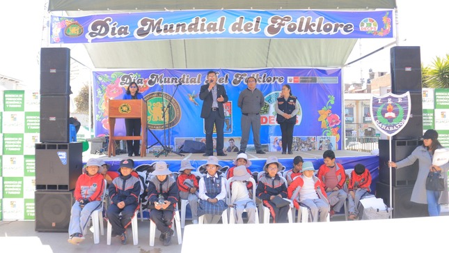 En la feria de emprenderores por el día mundial del folklore