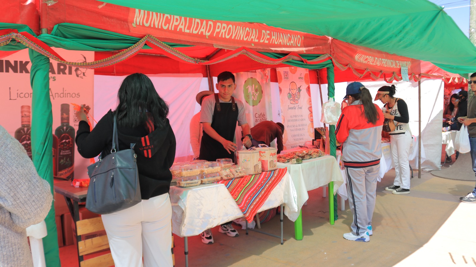En la feria de emprenderores por el día mundial del folklore