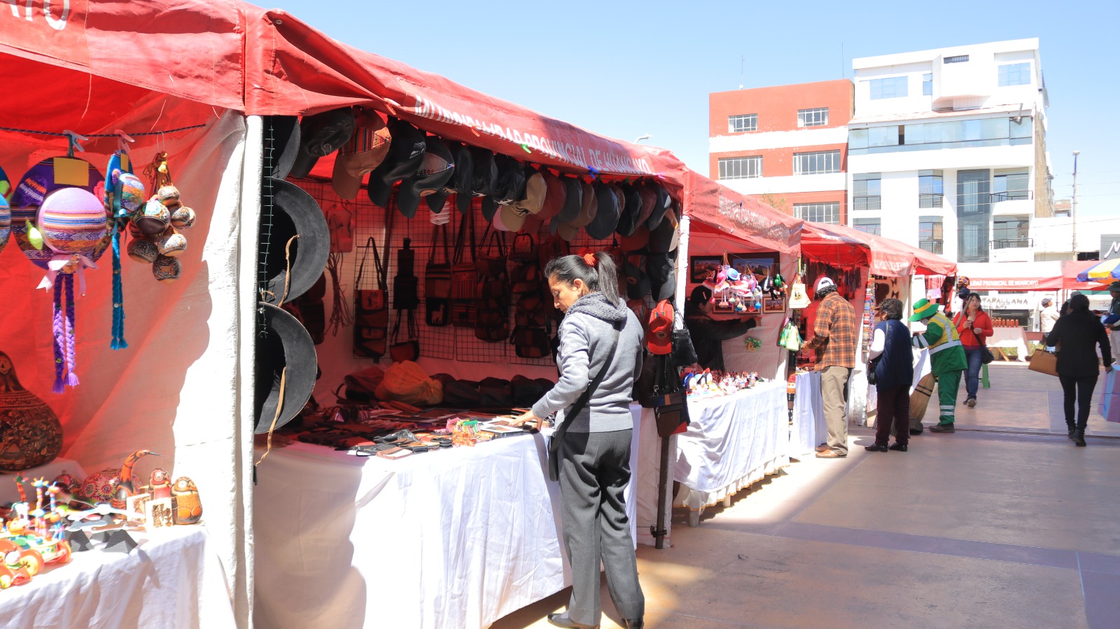 En la feria de emprenderores por el día mundial del folklore
