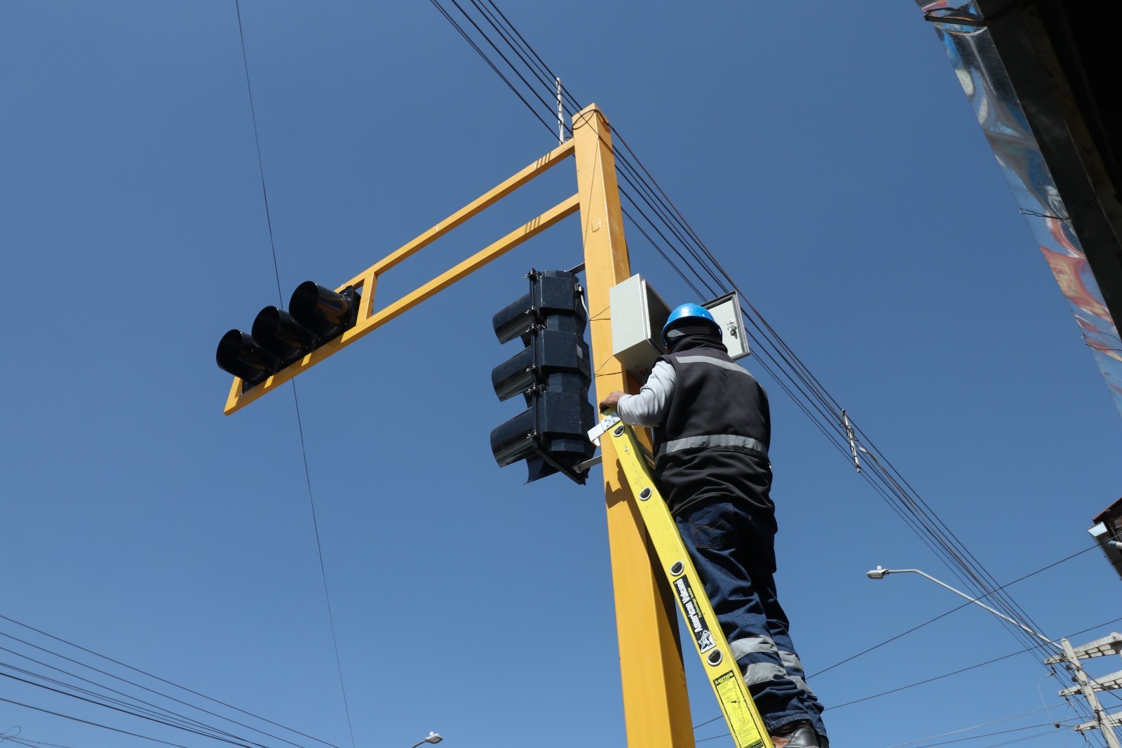 Nuevos semáforos libera esquina congestionada