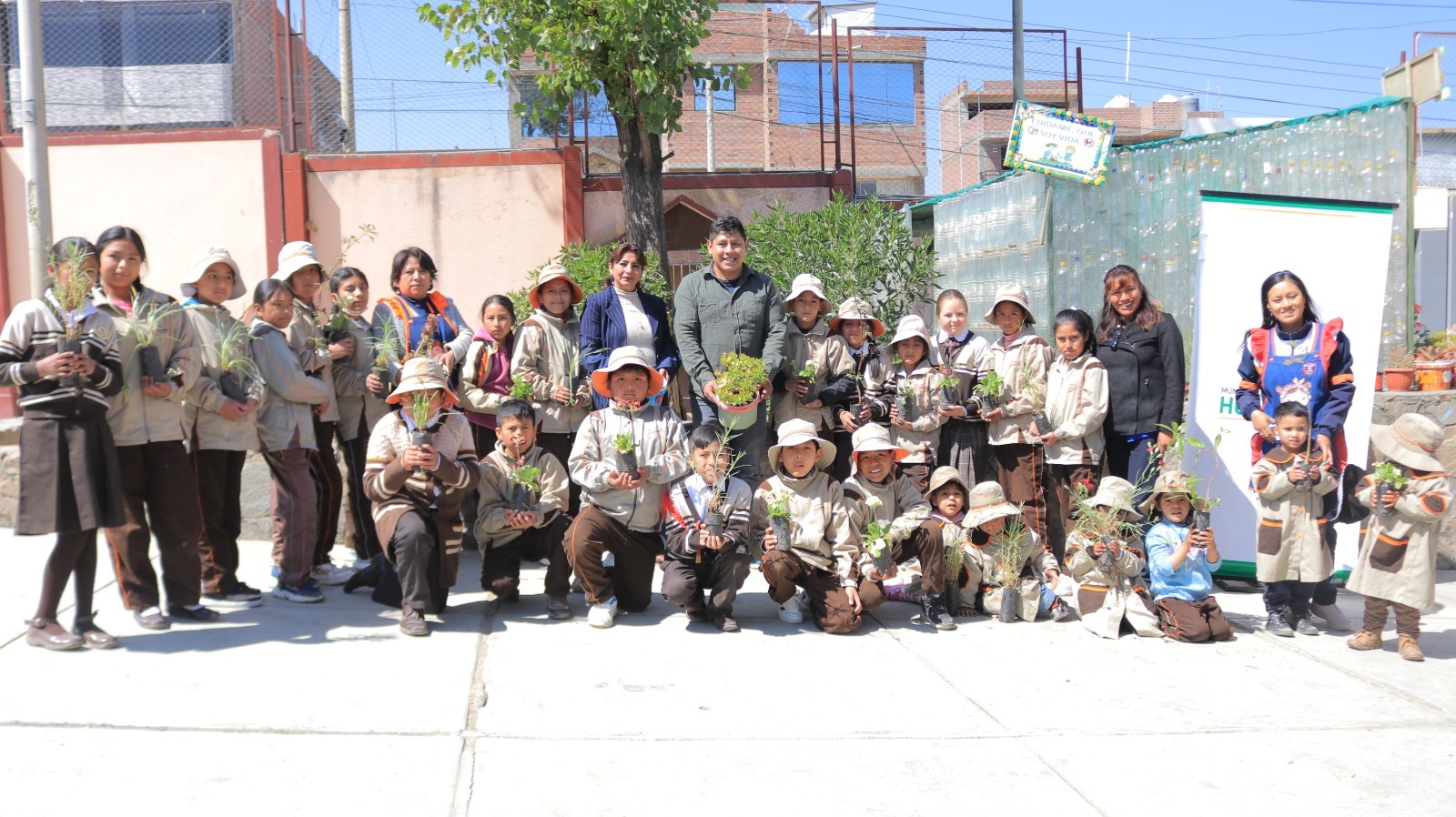 Estos espacios no son solo parches de vegetación, sino oasis de serenidad y vitalidad en medio del concreto y el acero.