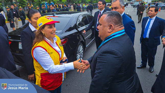 ☑️ Nuestro alcalde Jesús Gálvez Olivares, participó junto a la presidenta de la República Dina Boluarte y otras autoridades locales, de la ceremonia por el XXVI Aniversario de la Dirección de Seguridad Ciudadana de la Policía Nacional. 👮🏽‍♀️ El evento tuvo lugar en la avenida de la Peruanidad de nuestro distrito.
#JesúsMaríaSomosTodos