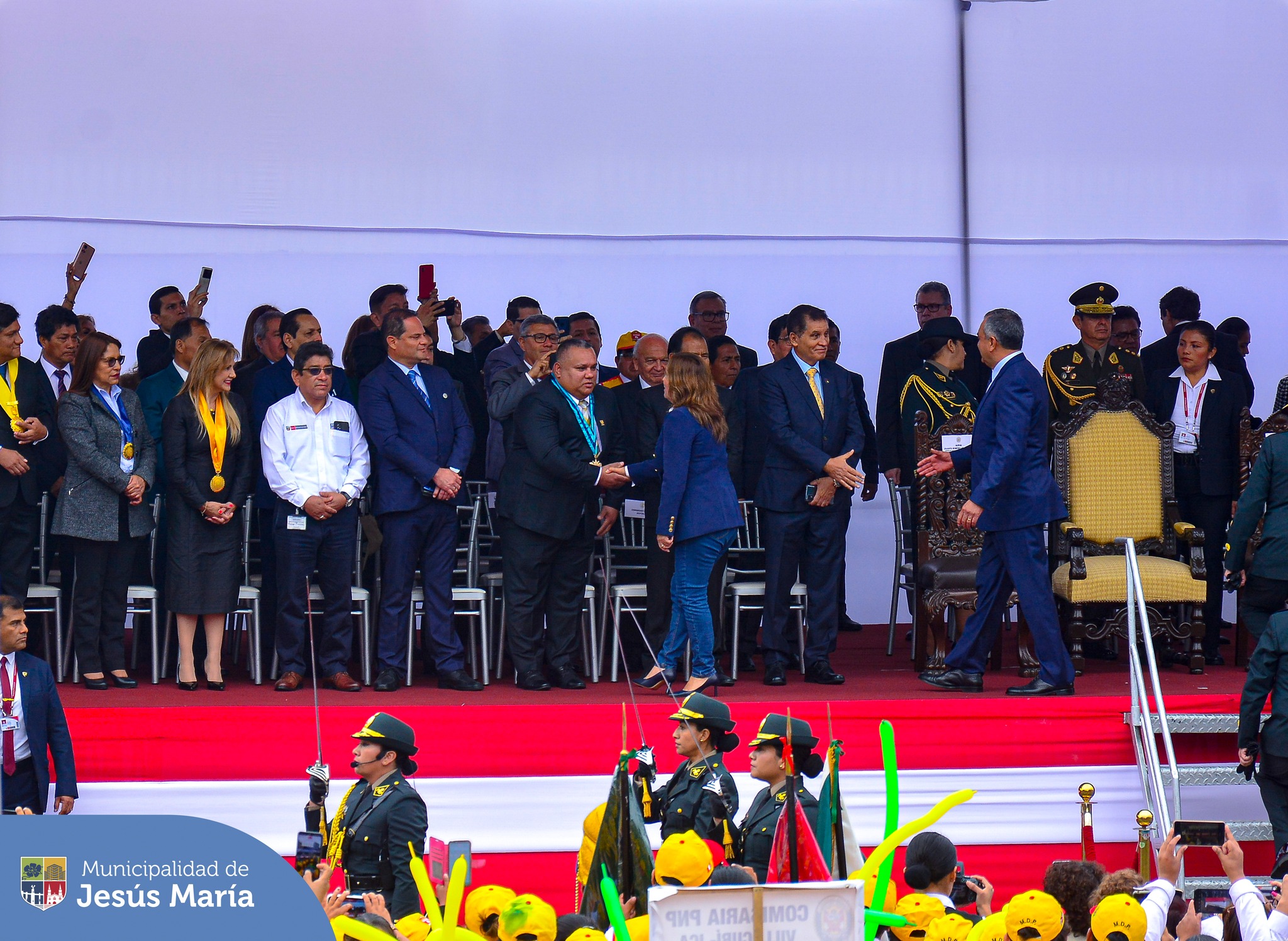 ☑️ Nuestro alcalde Jesús Gálvez Olivares, participó junto a la presidenta de la República Dina Boluarte y otras autoridades locales, de la ceremonia por el XXVI Aniversario de la Dirección de Seguridad Ciudadana de la Policía Nacional. 👮🏽♀️ El evento tuvo lugar en la avenida de la Peruanidad de nuestro distrito.
#JesúsMaríaSomosTodos