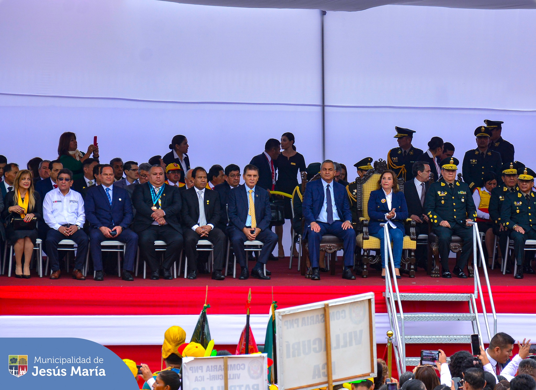 ☑️ Nuestro alcalde Jesús Gálvez Olivares, participó junto a la presidenta de la República Dina Boluarte y otras autoridades locales, de la ceremonia por el XXVI Aniversario de la Dirección de Seguridad Ciudadana de la Policía Nacional. 👮🏽♀️ El evento tuvo lugar en la avenida de la Peruanidad de nuestro distrito.
#JesúsMaríaSomosTodos