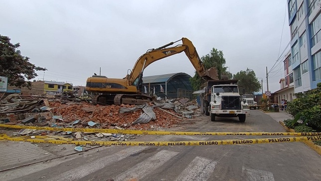Infraestructura en grave deterioro del exMercado del Pueblo, de la urb. El Bosque fue desmontada y demolida por la Municipalidad Provincial de Trujillo (MPT) para hacer allí un parque recreativo infantil.