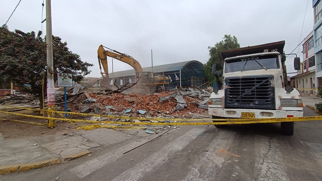 Vecinos apoyaron esta labor y chatarreros, enterados del hecho, acudieron para llevar sin pago alguno materiales de reciclaje.