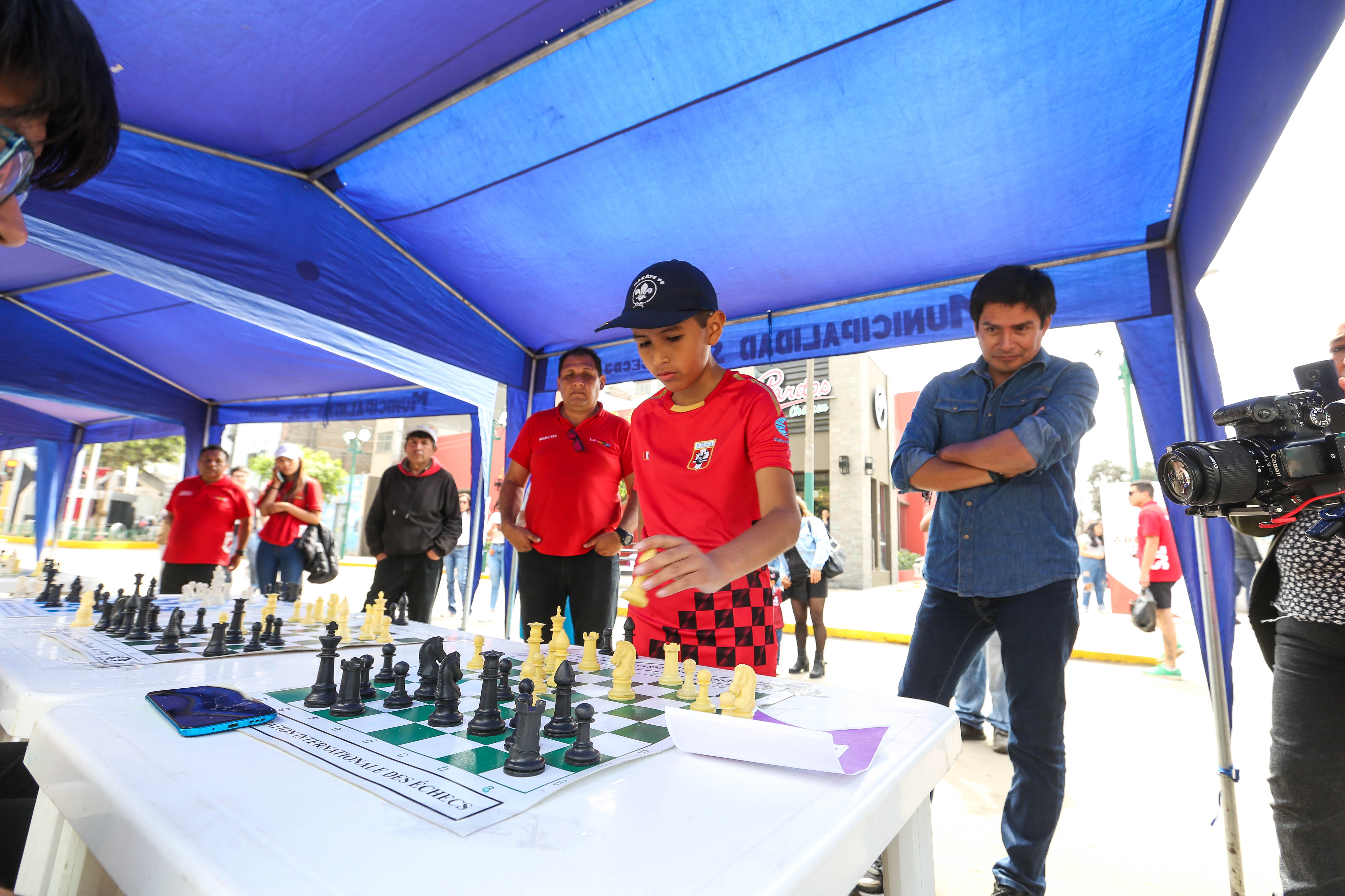 Exhibición de ajedrez en la Alameda Palestina