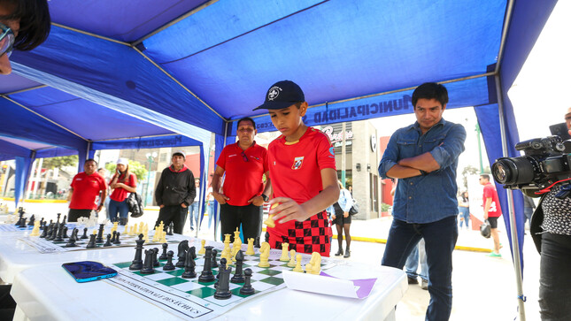 Exhibición de ajedrez en la Alameda Palestina 