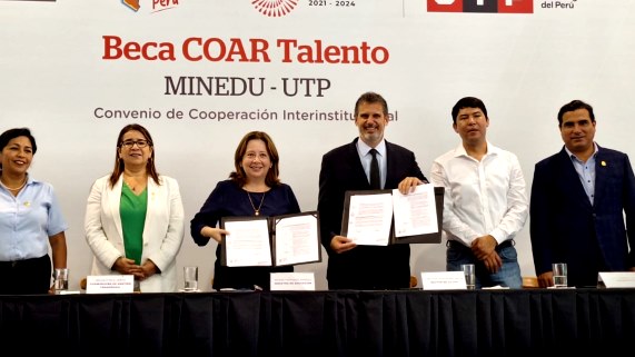 Gobernador Luis Neyra participa de firma de convenio en el COAR