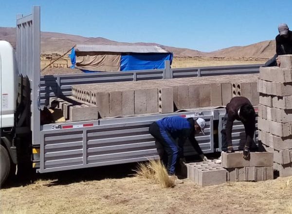 descargando materiales de construccion