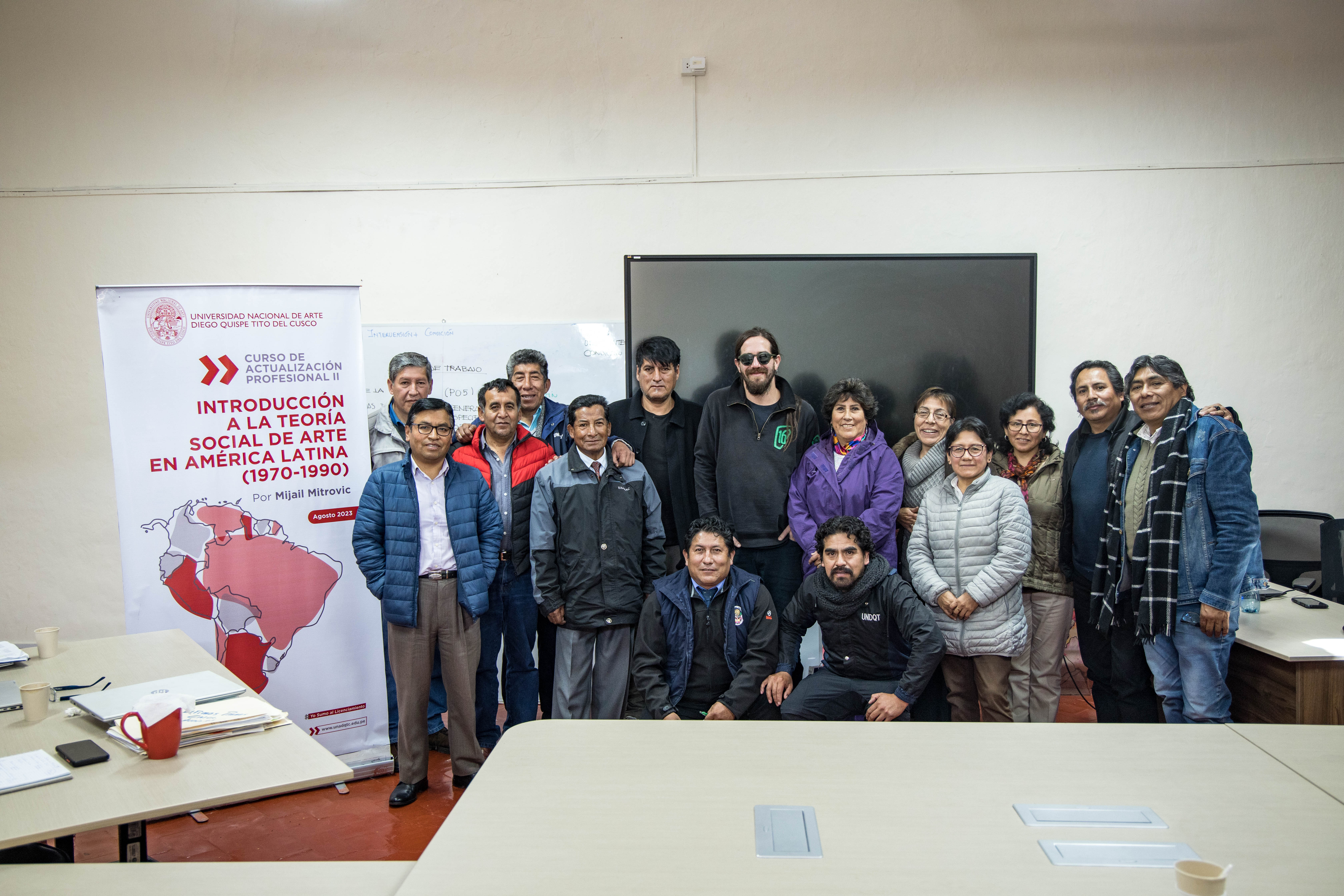 Docentes universitarios de la UNADQTC junto a Mijail Mitrovic .
