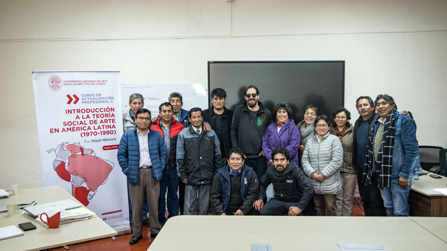 Docentes universitarios de la UNADQTC junto a Mijail Mitrovic .