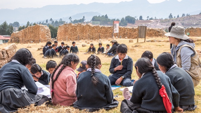 Servidores desarrollando mini talleres con escolares