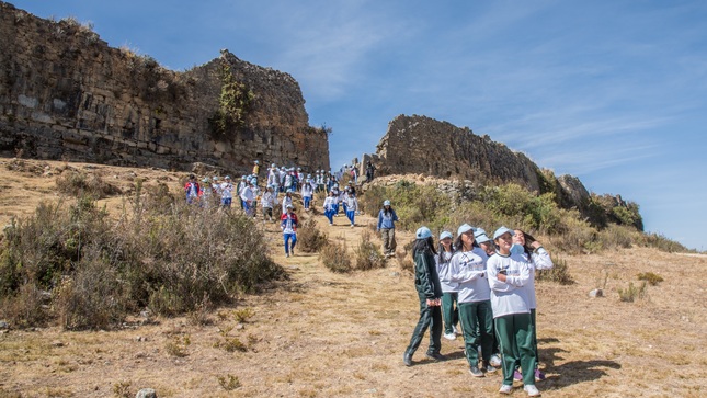 Integrantes de la estrategia realizando el recorrido interpretativo