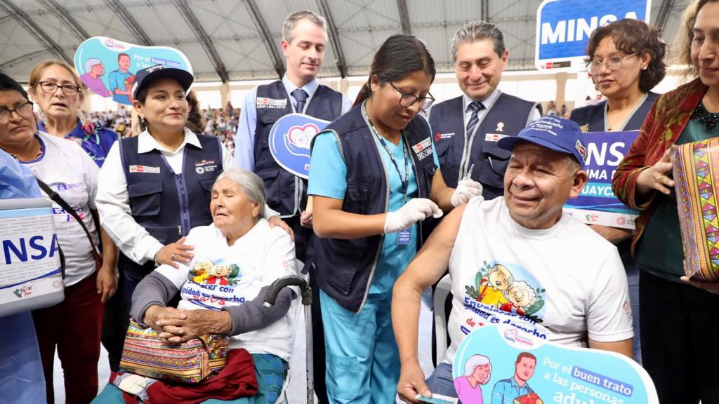 Diris Lima este Minsa acercó servicios de salud y vacunación a más de 800 adultos mayores