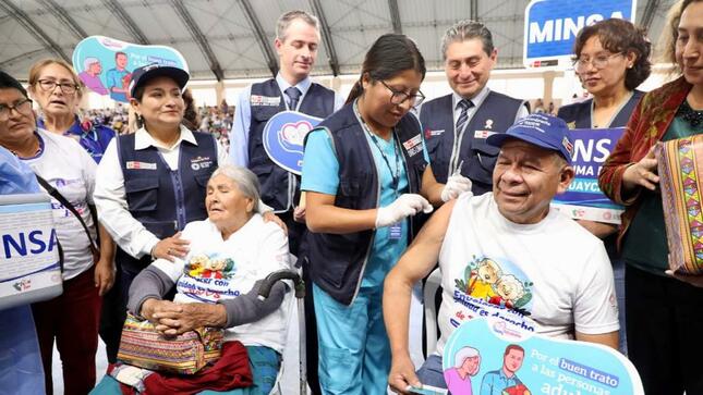 Diris Lima este Minsa acercó servicios de salud y vacunación a más de 800 adultos mayores