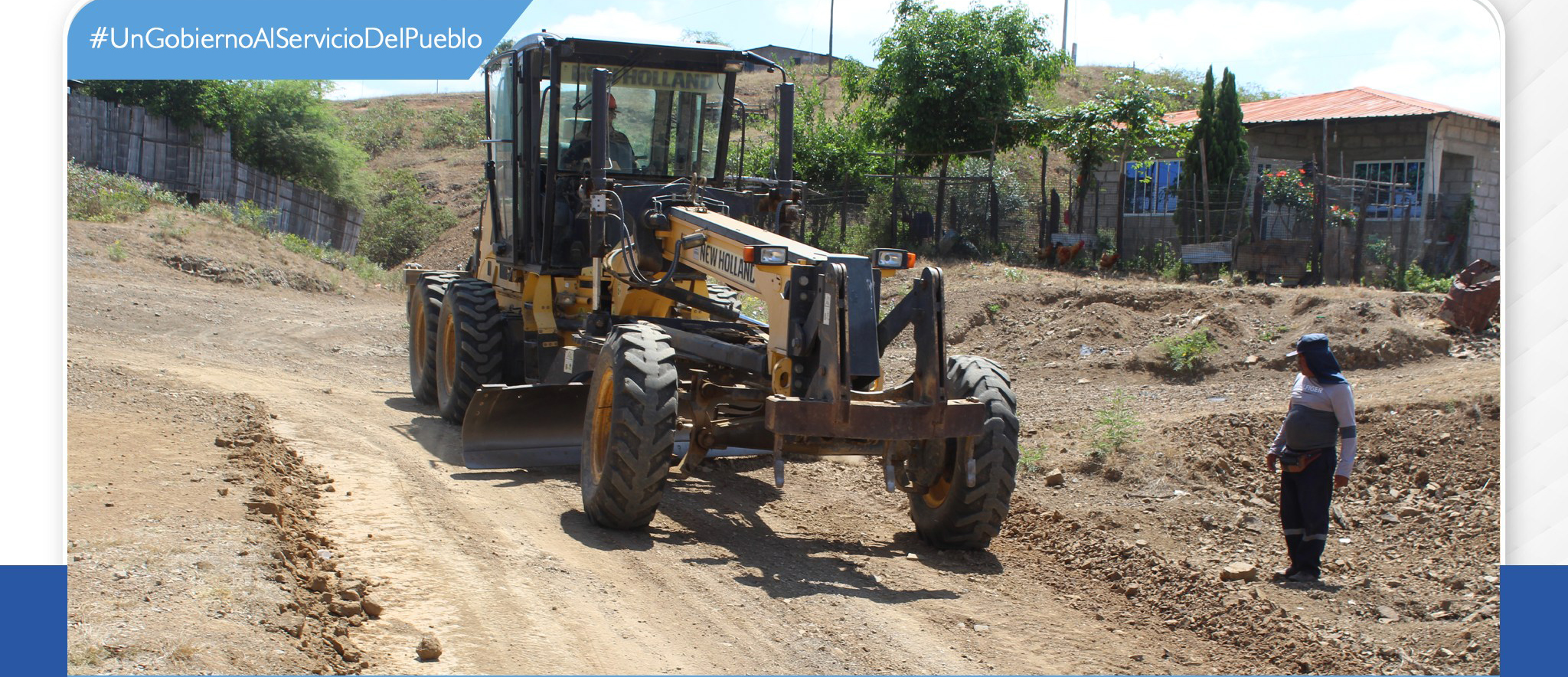 Alcalde de Lancones, rehabilita vías principales del Centro Poblado El Alamor con retroexcavadora y volquete.