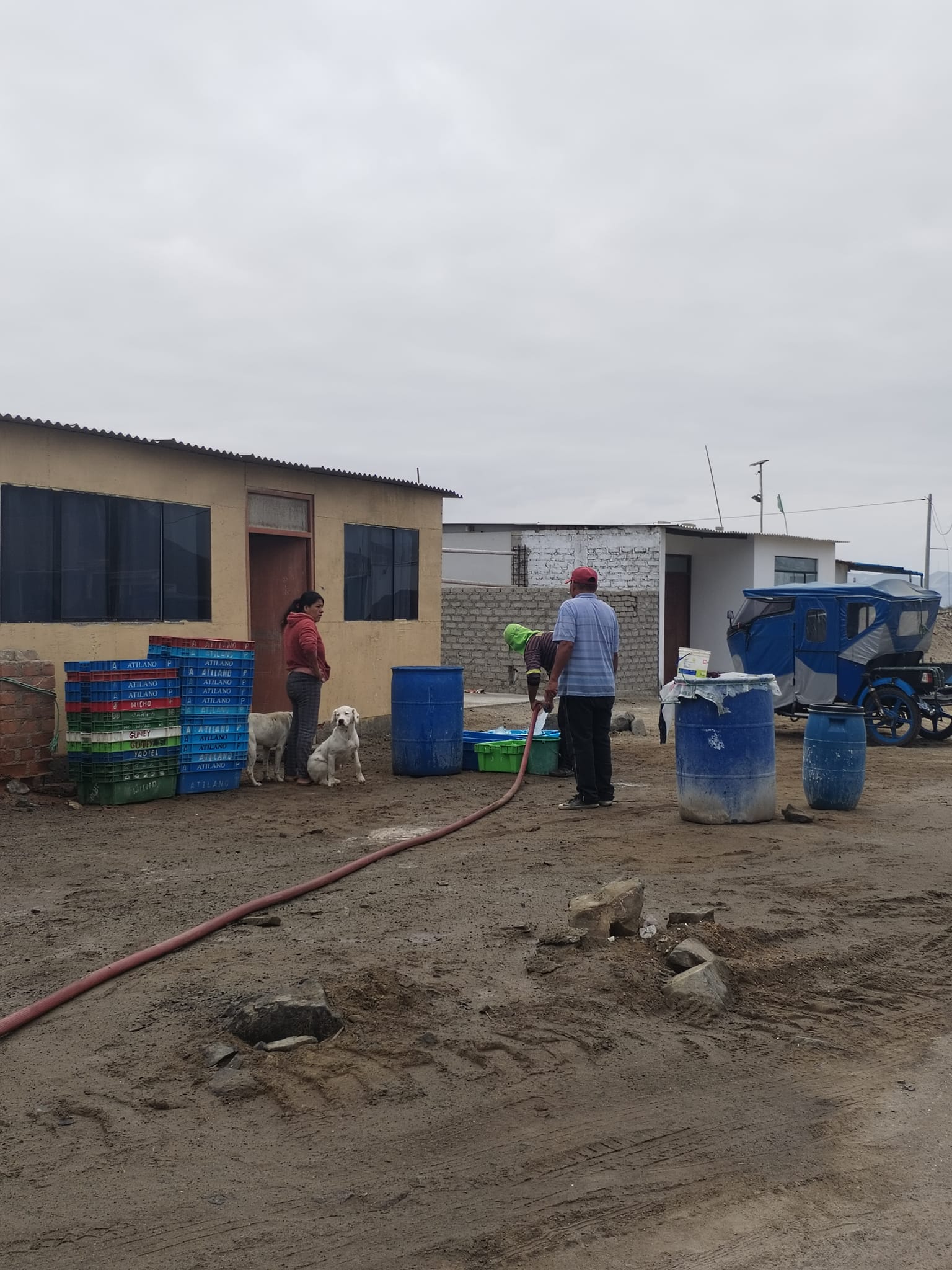 Abastecimiento de agua con ayuda del personal de la MDS