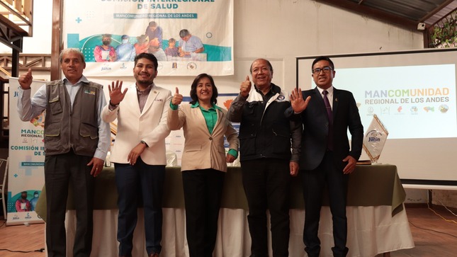 En la ciudad incontrastable de Huancayo; se llevó a cabo la mesa de trabajo de la Comisión Interregional de Salud de la Mancomunidad Regional de Los Andes, el cual fue escenario de intervención, debate, diálogo y concertación macroregional, con la finalidad de brindar un 𝐬𝐞𝐫𝐯𝐢𝐜𝐢𝐨 𝐝𝐞 𝐬𝐚𝐥𝐮𝐝 𝐢𝐧𝐭𝐞𝐠𝐫𝐚𝐥, 𝐜𝐨𝐧 𝐜𝐚𝐥𝐢𝐝𝐚𝐝 𝐲 𝐬𝐢𝐧 𝐟𝐫𝐨𝐧𝐭𝐞𝐫𝐚𝐬 en el territorio mancomunado.