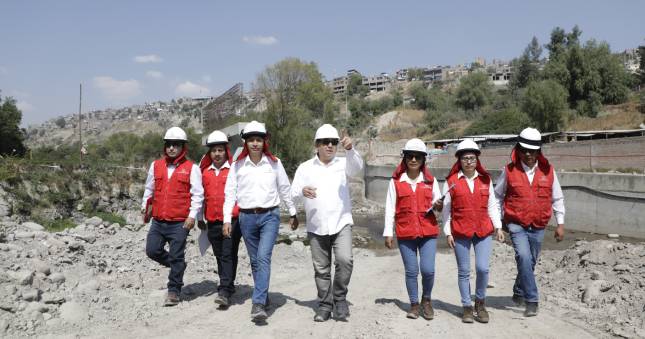 En una nueva jornada del Despacho Contralor en Ayacucho, el contralor general, Nelson Shack, informó que existen 120 obras públicas paralizadas en la región, con un costo actualizado de S/ 564 millones y un saldo de inversión de S/ 227 millones al cierre de junio de 2023. De esos proyectos sin avance físico desde hace 6 meses, 97 están a cargo de las municipalidades, 16 corresponden al gobierno nacional y 7 al gobierno regional.