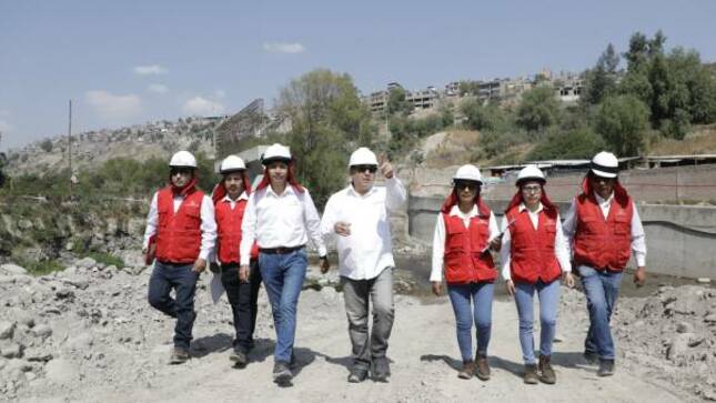  En una nueva jornada del Despacho Contralor en Ayacucho, el contralor general, Nelson Shack, informó que existen 120 obras públicas paralizadas en la región, con un costo actualizado de S/ 564 millones y un saldo de inversión de S/ 227 millones al cierre de junio de 2023. De esos proyectos sin avance físico desde hace 6 meses, 97 están a cargo de las municipalidades, 16 corresponden al gobierno nacional y 7 al gobierno regional.