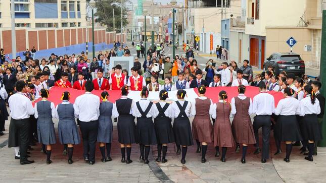 Juventud tacneña rinde homenaje a Tacna